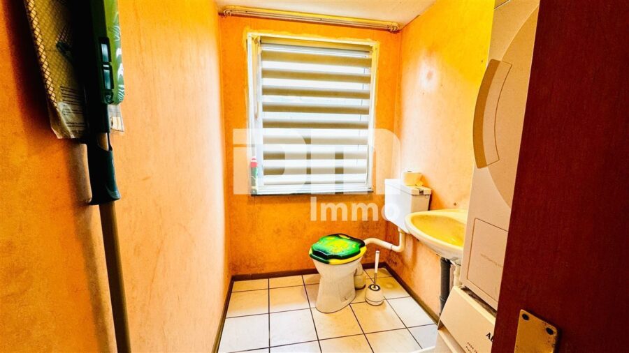 Wohnhausensemble auf großem Grundstück mit Nebengebäuden als langfristige Kapitalanlage - Hinterhaus EG HWR / WC